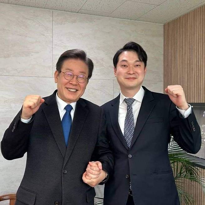 이재명 더불어민주당 대표(왼쪽)와 서울 서대문갑 경선에 오른 김동아 변호사. /뉴스1