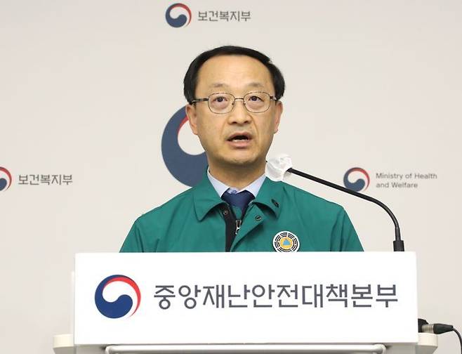 전병왕 중앙재난안전대책본부 제1통제관(보건복지부 보건의료정책실장)이 7일 오전 정부세종청사 보건복지부 브리핑룸에서 의사 집단행동 중앙재난안전대책본부 회의 결과를 설명하고 있다. ⓒ연합뉴스