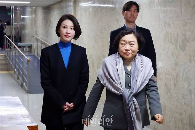 더불어민주당 인재근 의원(사진 오른쪽)과 안귀령 서울 도봉갑 후보(왼쪽) ⓒ데일리안 홍금표 기자