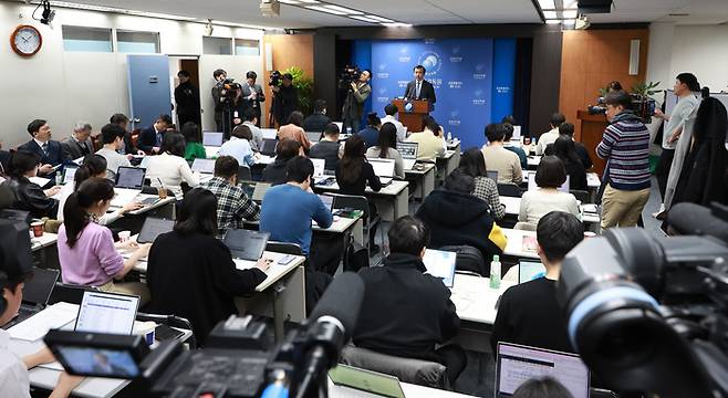 (서울=연합뉴스) 김도훈 기자 = 금융감독원 이세훈 수석부원장이 11일 오전 서울 여의도 금감원에서 홍콩 H지수 연계 ELS 대규모 손실 관련 분쟁조정기준안을 발표하고 있다. 2024.3.11 superdoo82@yna.co.kr