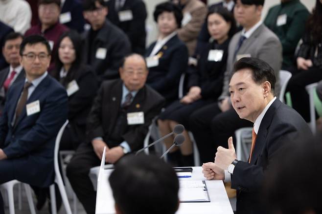 윤석열 대통령이 11일 강원 춘천 강원도청 별관에서 열린 19번째 '국민과 함께하는 민생토론회'에서 발언하고 있다. 대통령실 제공