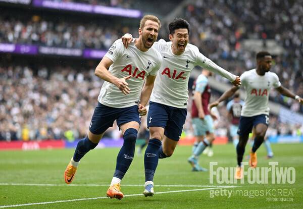 사진=게티이미지.&nbsp;토트넘 훗스퍼는 10일 오후 10시(한국시간) 영국 버밍엄에 위치한 빌라 파크에서 열린 2023-24시즌 프리미어리그(PL) 28라운드에서 아스톤 빌라에 4-0 승리를 거뒀다. 승점 3점을 추가한 토트넘은 리그 5위(승점53)를 유지했다. 4위 아스톤 빌라(승점55)보다 한 경기 덜 치른 가운데 승점 2점 차로 격차를 좁혔다.&nbsp;