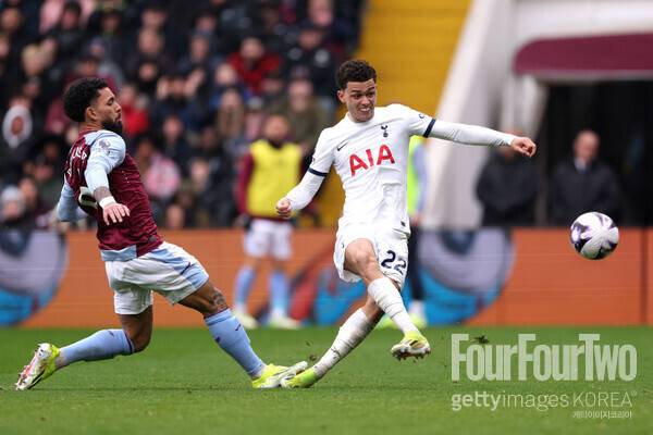 사진=게티이미지.&nbsp;토트넘 훗스퍼는 10일 오후 10시(한국시간) 영국 버밍엄에 위치한 빌라 파크에서 열린 2023-24시즌 프리미어리그(PL) 28라운드에서 아스톤 빌라에 4-0 승리를 거뒀다. 승점 3점을 추가한 토트넘은 리그 5위(승점53)를 유지했다. 4위 아스톤 빌라(승점55)보다 한 경기 덜 치른 가운데 승점 2점 차로 격차를 좁혔다.&nbsp;