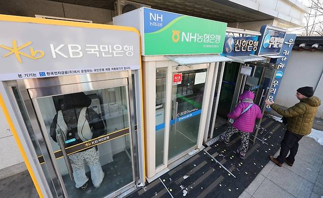 사진은 서울 시내 시중은행 ATM 기기를 이용하는 시민들의 모습. (ⓒ뉴스1, 무단 전재-재배포 금지)
