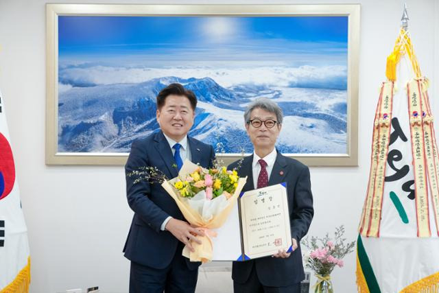 오영훈 제주지사가 11일 오전 김종민 신임 4·3재단 이사장에게 임명장을 전달했다. 제주도 제공