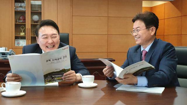 이철우(오른쪽) 경북지사가 지난 2022년 3월 18일 당시 당선인 신분인 윤석열 대통령을 만나 영일만대교 건설 등 경북지역 숙원 사업을 설명하고 있다. 경북도 제공