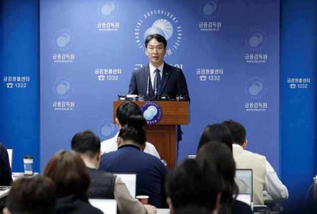 이복현 금융감독원 원장이 11일 서울 영등포구 금융감독원에서 홍콩 H지수 ELS 검사결과 및 분쟁조정기준 관련 브리핑을 하고 있다. 뉴시스