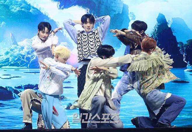 그룹 템페스트 은찬, 혁, 루, 한빈, 형섭, 태래가 11일 오후 서울 광진구 예스24라이브홀에서 열린 미니 5집 'TEMPEST Voyage'(템페스트 보야지) 미디어 쇼케이스에 참석해 타이틀곡 무대를 선보이고 있다. 타이틀곡 '라잇하우스(LIGHTHOUSE)'는 내면의 성장통을 겪으며 더 단단해진 템페스트의 이야기를 고스란히 담았다. 서병수 기자 qudtn@edaily.co.kr /2023.03.11/