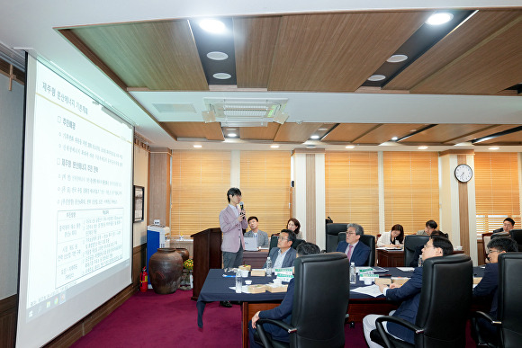 진영규 제주대학교 교수가 분산에너지 활성화 특별법이 국회를 통과한 직후인 지난해 5월 31일 제주도청 간부직원을 대상으로 조찬스터디 강연을 하고 있다.  [사진=제주특별자치도 ]