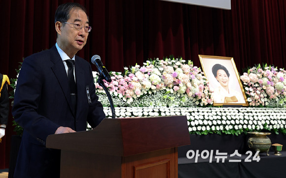 한덕수 국무총리가 11일 서울 동작구 국립서울현충원 현충관에서 열린 고 김영삼 전대통령 부인 손명순 여사의 영결식에서 조사를 낭독하고 있다. [사진=곽영래 기자]