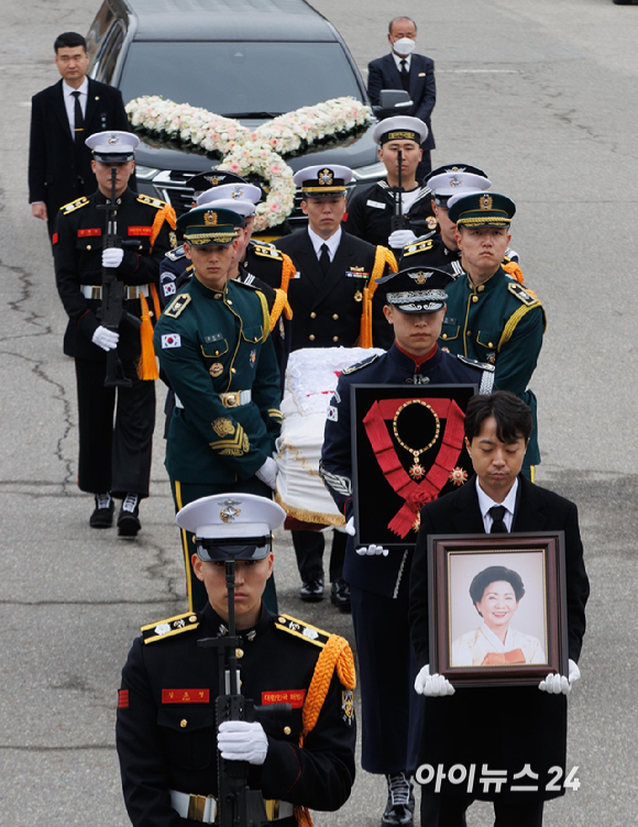 11일 서울 동작구 국립서울현충원 현충관에서 고 김영삼 전대통령 부인 손명순 여사의 영결식이 엄수되고 있다. [사진=곽영래 기자]