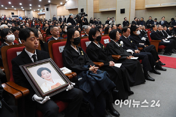 11일 서울 동작구 국립서울현충원 현충관에서 고 김영삼 전대통령 부인 손명순 여사의 영결식이 엄수되고 있다. [사진=곽영래 기자]