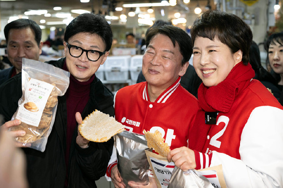 한동훈 국민의힘 비상대책위원장, 안철수 분당갑 후보, 김은혜 분당을 후보가 지난 8일 오후 경기 성남시 금호행복시장을 찾아 누룽지를 사고 있다. (공동취재)  [사진=뉴시스]