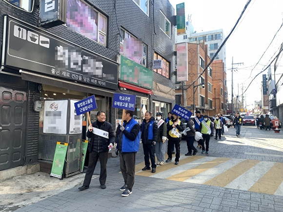 지난 8일 구리시 관계자들이 학교 주변 불법 광고물 정비 및 캠페인을 진행하고 있다. [사진=구리시]