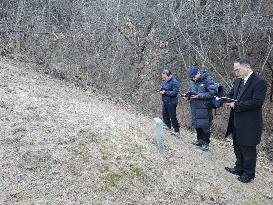 가톨릭 신자였던 고인을 위해 개장에 앞서 가족과 신부가 주기도문을 읊었다. (왼쪽부터) 동생 오의섭씨와 신부, 아들 오재윤씨. 이찬규 기자