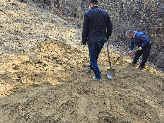 개장을 마친 뒤에는 묘비 등을 땅에 묻고 평탄화 작업을 해야 한다. 토지주나 관리인과 다툼으로 번질 수 있기 때문이다. 이찬규 기자