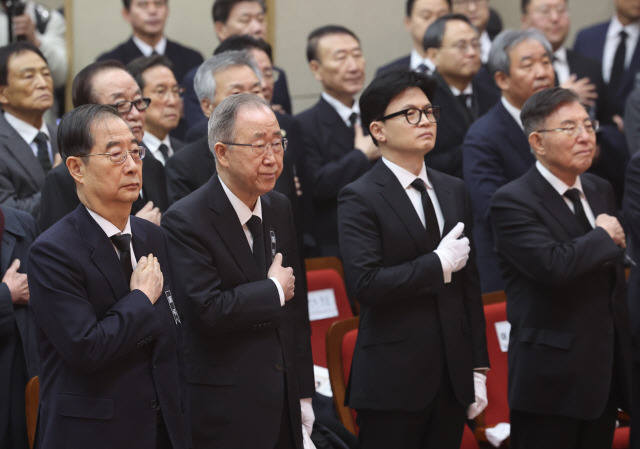 ▲ 11일 오전 서울 동작구 국립현충원 현충관에서 열린 김영삼 전 대통령의 부인 고 손명순 여사 영결식에서 한덕수 국무총리 및 참석자들이 국기에 경례하고 있다. 연합뉴스