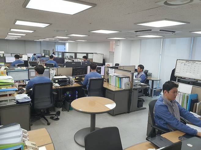 세보엠이씨 본사 4층 기계설비사업부 직원들이 일하고 있다. 윤현주 기자
