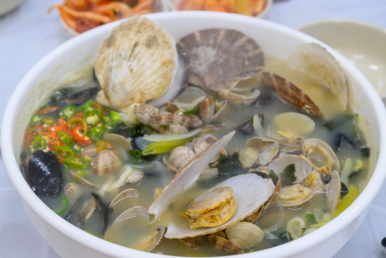 Haemul kalguksu, or seafood knife-cut noodles at Mangyangjeong Haemul Kalguksu in Uljin, North Gyeongsang [YIM SEUNG-HYE]
