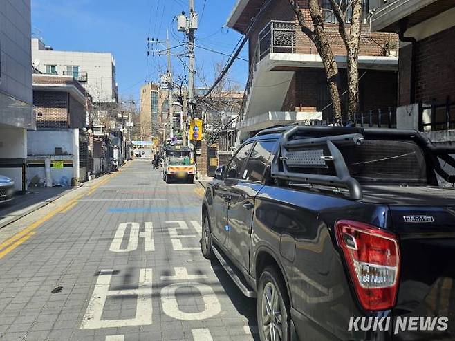 지난 4일 오후 1시 서울 성북구의 A초등학교 어린이보호구역 내에 불법 주·정차된 차량들. 길 끝에 초등학교 정문이 보인다. 사진=임지혜 기자