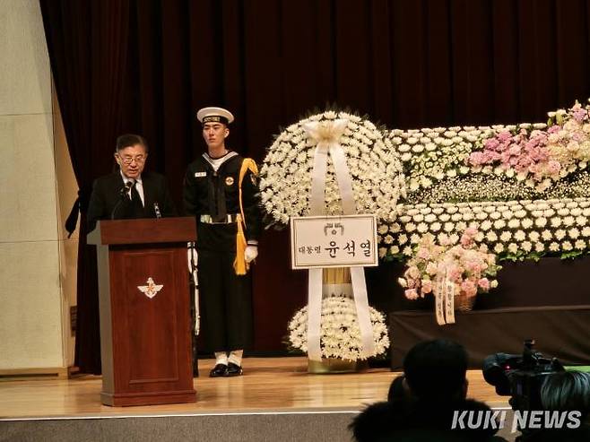 김덕룡 김영삼민주센터 이사장이 11일 서울 동작구 국립현충원 현충관에서 열린 고(故) 김영삼 전 대통령의 배우자 손명순 여사 영결식에서 추도사를 전하고 있다. 사진=임현범 기자