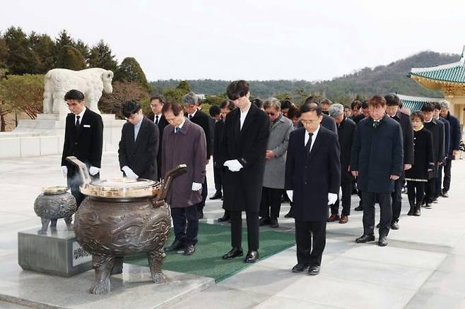 11일 새학기를 맞아 국립대전현충원 국가사회공헌자 묘역을 참배하는 이광형 KAIST 총장과 주요 보직자 및 학생. KAIST