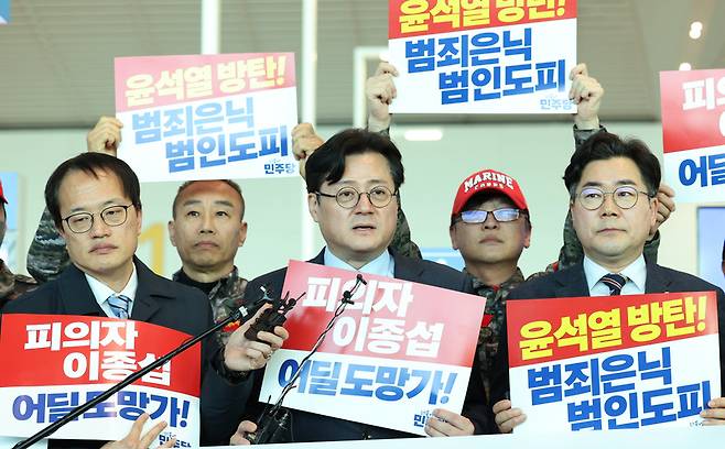 홍익표 더불어민주당 원내대표가 어제(10일) 오후 인천국제공항 제2터미널에서 해병대 수사 외압 의혹을 받고 있는 이종섭 주호주대사 출국을 규탄하는 기자회견을 하고 있다. / 사진 = 공동취재