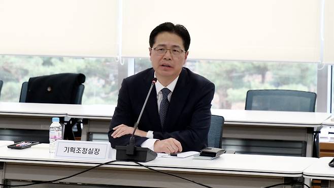 강형석 농림축산식품부 기획조정실장이 11일 정부세종청사에서 열린 과일 수입 검역 관련 출입기자 간담회에서 발언하고 있다. [사진 제공=농식품부]