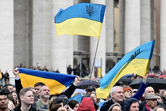 10일(현지시간) 바티칸에서 프란치스코 교황이 삼종 기도를 집전하는 가운데 성 베드로 광장에 모인 사람들이 우크라이나 국기를 흔들고 있다./AFPBBNews=뉴스1