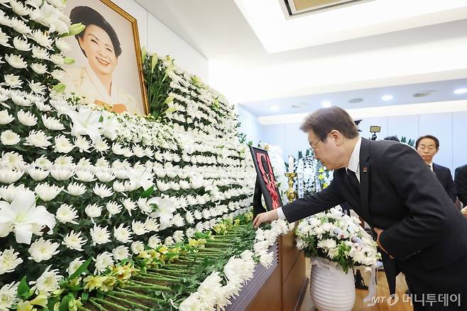 [서울=뉴시스] 홍효식 기자 = 이재명 더불어민주당 대표가 8일 오후 서울 종로구 서울대학교병원 장례식장에 마련된 고 김영삼 전 대통령 부인 손명순 여사 빈소를 찾아 조문하고 있다. (공동취재) 2024.03.08. photo@newsis.com /사진=