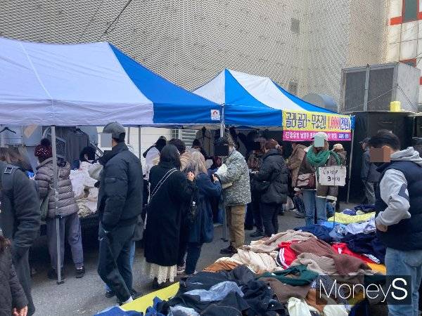 '천원시장' '절약의 성지'로 불리고 있는 동대문 일요시장이 인기를 끌고 있다. 사진은 모든 옷을 1000원에 판매하고 있는 상점의 모습. /사진=김서현 기자