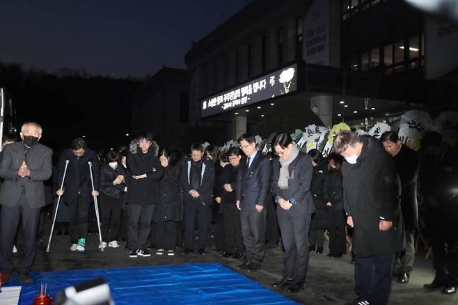 김포시가 공무원의 신상을 유포한 온라인 카페 회원들에 대한 경찰 수사를 의뢰할 계획이다. 사진은 지난 8일 진행된 김포시 공무원 A씨의 노제. /사진= 뉴스1