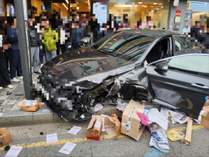 11일 오후 부산 사하구 당리동 편도 4차선 도로에서 차량 4대가 잇따라 추돌하면서 차량 2대가 인도를 침범했다. 부산소방재난본부 제공