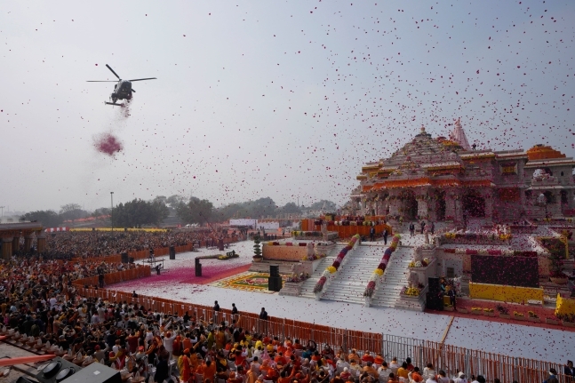 인도 북부 우타르프라데시주 아요디아에 건립된 힌두교 라마신 사원에서 지난 1월 22일(현지시간) 열린 축성식에 많은 이가 참석한 가운데 인도 공군 헬기가 꽃잎을 뿌리고 있다. [AP]