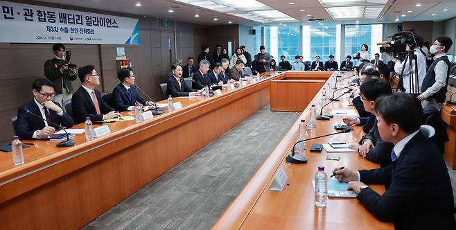 안덕근(왼쪽 네번째) 산업통상자원부 장관이 11일 서울 강남구 한국기술센터에서 열린 민·관 합동 배터리 얼라이언스를 주재하고 있다. [연합]