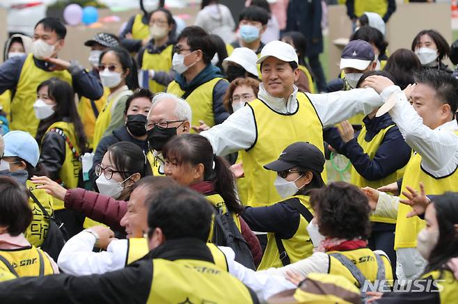 [서울=뉴시스] 권창회 기자 = 오세훈 서울시장을 비롯한 시민들이 10일 오전 서울 중구 서울광장에서 열린 '건강한마당&손목닥터 9988 걷기 챌린지'에서 건강댄스 플래시몹을 추고 있다. 건강 한마당은 2016년부터 매년 건강을 주제로 열린 시민참여 프로그램으로 코로나19 등으로 3년 만에 다시 열렸다. 2022.10.10. kch0523@newsis.com