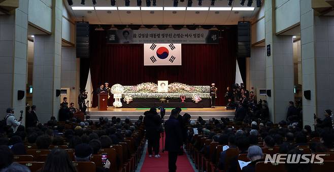 [서울=뉴시스] 최진석 기자 = 11일 서울 동작구 국립서울현충원 현충관에서 고 김영삼 전 대통령 부인 손명순 여사 영결식이 엄수되고 있다. 2024.03.11. myjs@newsis.com