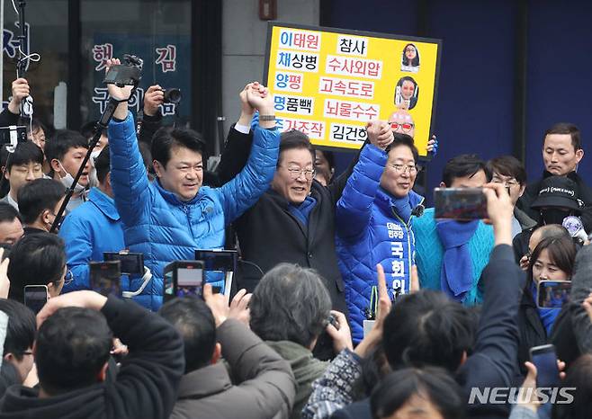 [충남=뉴시스] 고범준 기자 = 이재명 더불어민주당 대표가 11일 충남 홍성군 홍성시장을 방문해 복기왕 충남 아산시갑 국회의원 후보와 양승조 홍성·예산 국회의원 후보의 손을 들어 올리고 있다.  (공동취재) 2024.03.11. photo@newsis.com