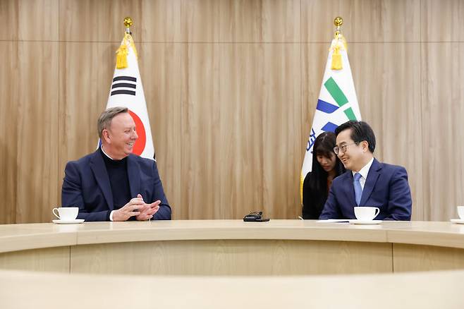 [수원=뉴시스] 김동연 경기도지사가 11일 오후 집무실에서 지노 반 베긴 Gino Van Begin(이클레이 세계 사무총장)과 면담을 하고 있다. (사진=경기도 제공) 2024.03.11. photo@newsis.com *재판매 및 DB 금지