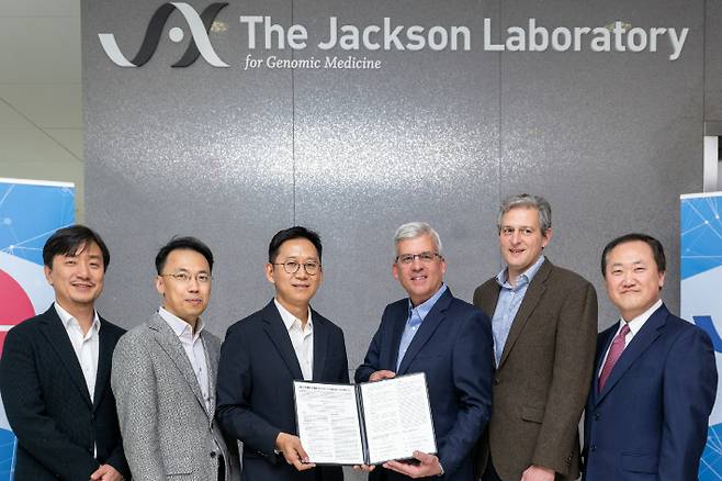 LG AI연구원과 잭슨랩(The Jackson Laboratory)은 질병을 예측하고 신약과 치료제 개발에 활용할 AI 공동 연구개발에 나서기로 했다. 사진 왼쪽부터 LG AI연구원의 박용민 헬스케어 사업 담당, 이화영 사업개발 유닛장, 배경훈 원장, 잭슨랩의 론 카돈(Lon Cardon) CEO, 폴 플리첵(Paul Flicek) CDO, 찰스 리(Charles Lee) 유전체 의학 연구소장. 잭슨랩 제공