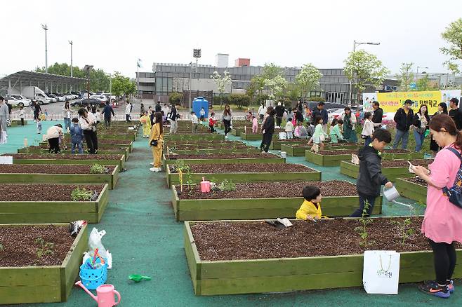 지난해 '꿈틀꿈틀 텃밭 학교'의 모습. 진천군 제공