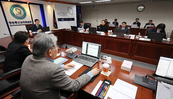 류희림 방송통신심의위원장이 11일 오후 서울 양천구 목동 방송통신심의위윈회 대회의실에서 열린 제6차 방송통신심의위원회 정기회의를 주재하고 있다. 연합뉴스