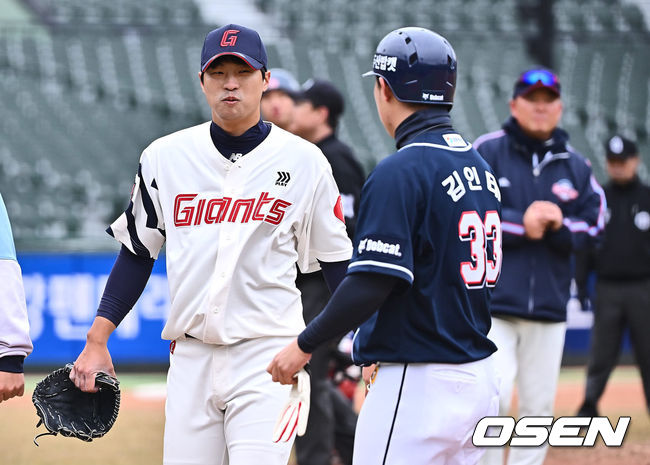 [OSEN=부산, 이석우 기자]롯데 자이언츠 구승민이 9회초 강습 타구를 친 두산 베어스 김인태를 보며 괜찮다는 미소를 보내고 있다. 2024.03.11 / foto0307@osen.co.kr