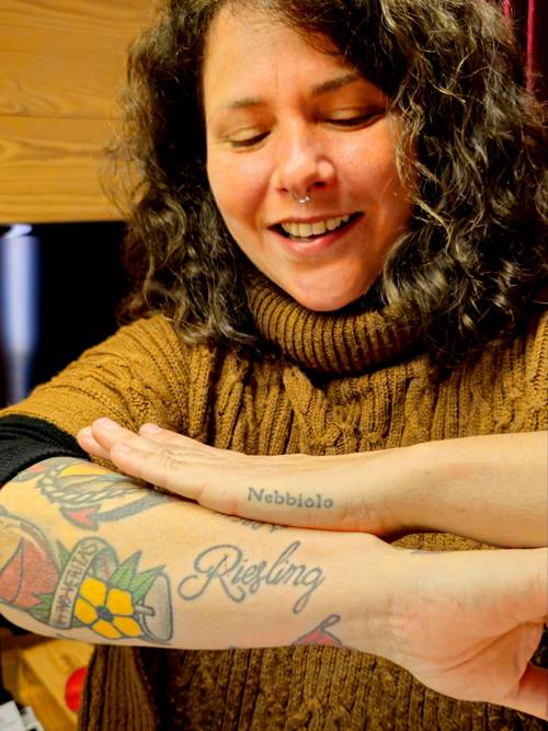 포르투갈와인협회 테이스팅룸 교육 담당 리비아 노바이스가 손목에 새긴 ‘Nebbiolo’와 ‘Riesling’.
