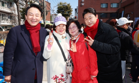 제22대 국회의원 선거 인천 계양을 지역에 출마한 국민의힘 원희룡 전 국토교통부 장관과 이천수 후원회장이 10일 인천 계양구 계산동성당에서 주민들과 기념촬영하고 있다. 앞서 이 후원회장은 주민 인사 도중 폭행과 흉기 협박을 잇따라 당했다. 연합뉴스