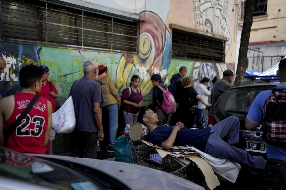 무료배식을 기다리는 아르헨티나인들 - AP연합뉴스