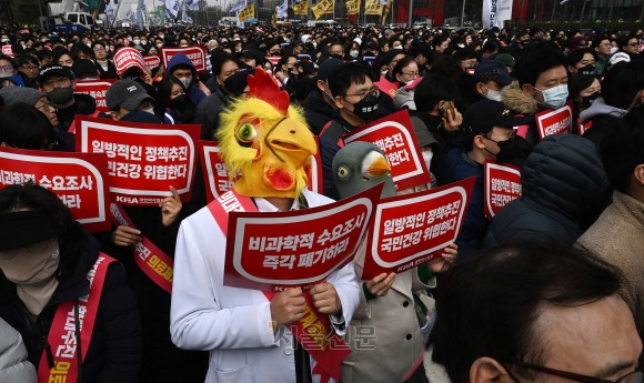 3일 서울 영등포구 여의대로에서 열린 ‘의대정원 증원 및 필수의료 패키지 저지를 위한 전국 의사 총궐기 대회’에서 한 참가자가 닭 가면을 쓰고 집회에 참석하고 있다. 2024.3.3 오장환 기자