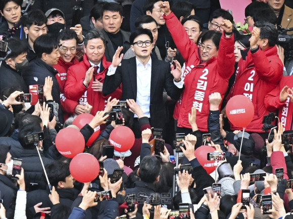 한동훈 국민의힘 비상대책위원장이 11일 경기 고양 일산동구 라페스타를 찾아 시민들에게 인사하고 있다.2024.3.11안주영 전문기자