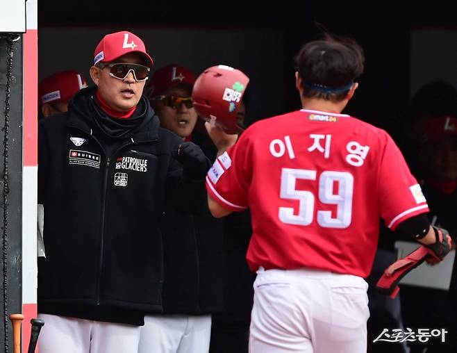 11일 수원KT위즈파크에서 열린 ‘2024 신한 SOL 뱅크 KBO리그‘ KT 위즈와 SSG 랜더스의 시범경기에서 7회초 1사 1, 3루 상황에서 KT 투수의 폭투 때 득점에 성공한 SSG 3루주자를 이숭용 감독이 축하하고 있다. 수원 | 주현희 기자 teth1147@donga.com