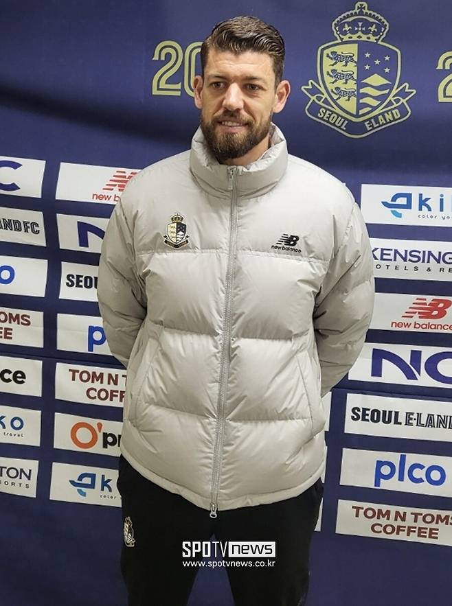 ▲ 10일 목동종합운동장에서 열린 하나은행 K리그2 2024 2라운드에서 서울 이랜드가 수원 삼성을 2-1로 제압했다. 오스마르는 서울 이랜드의 후방을 안정적으로 책임지며 승리에 크게 기여했다.